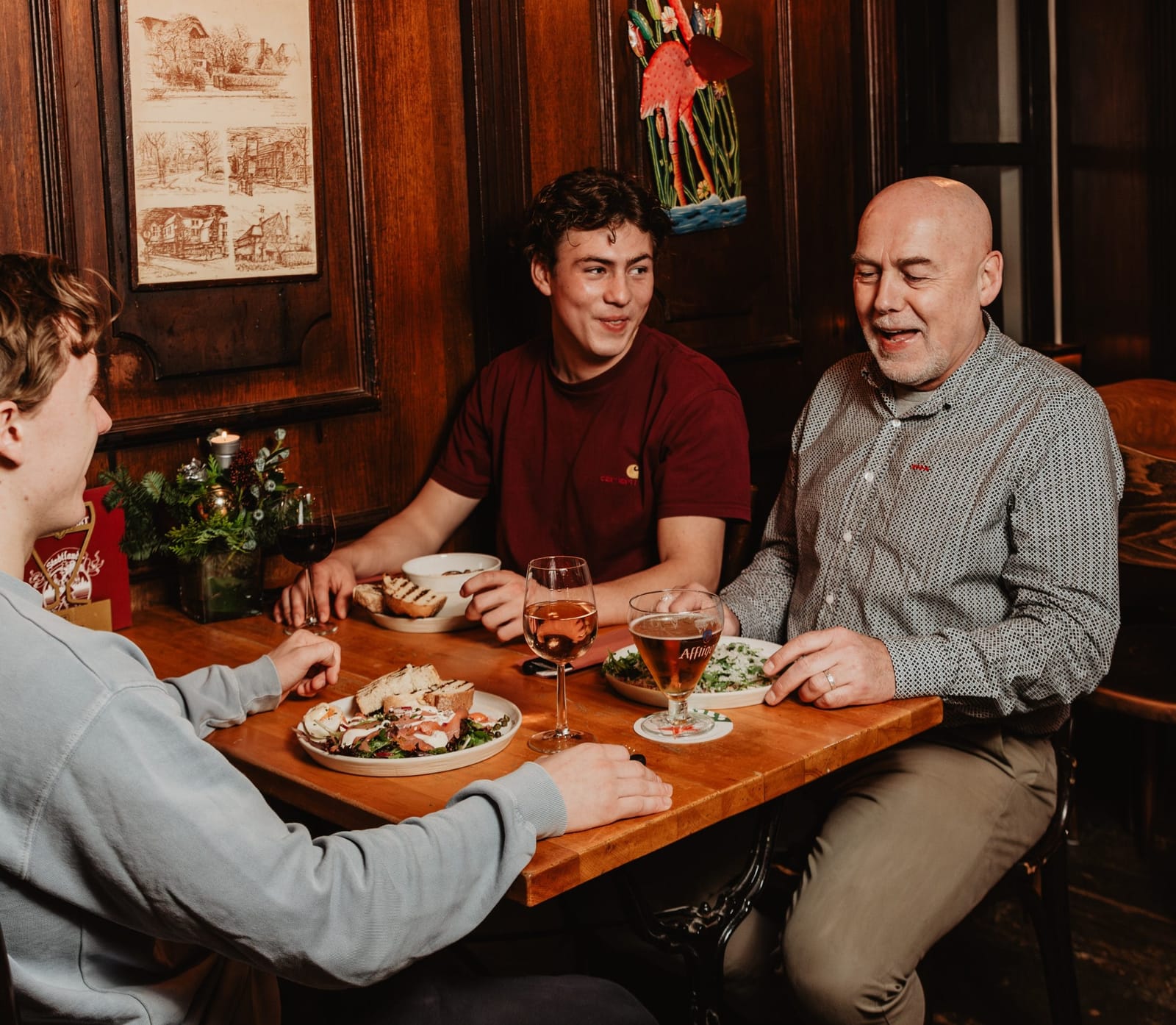 Drie generaties aan tafel bij Stadtlander, etend en lachend